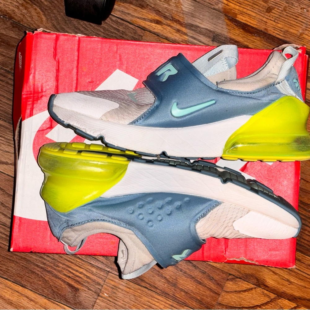 Kids nike shoes sz 2